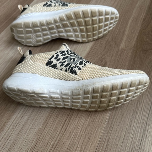 Adidas size 6 women’s shoes-cream with animal print - Picture 2 of 5
